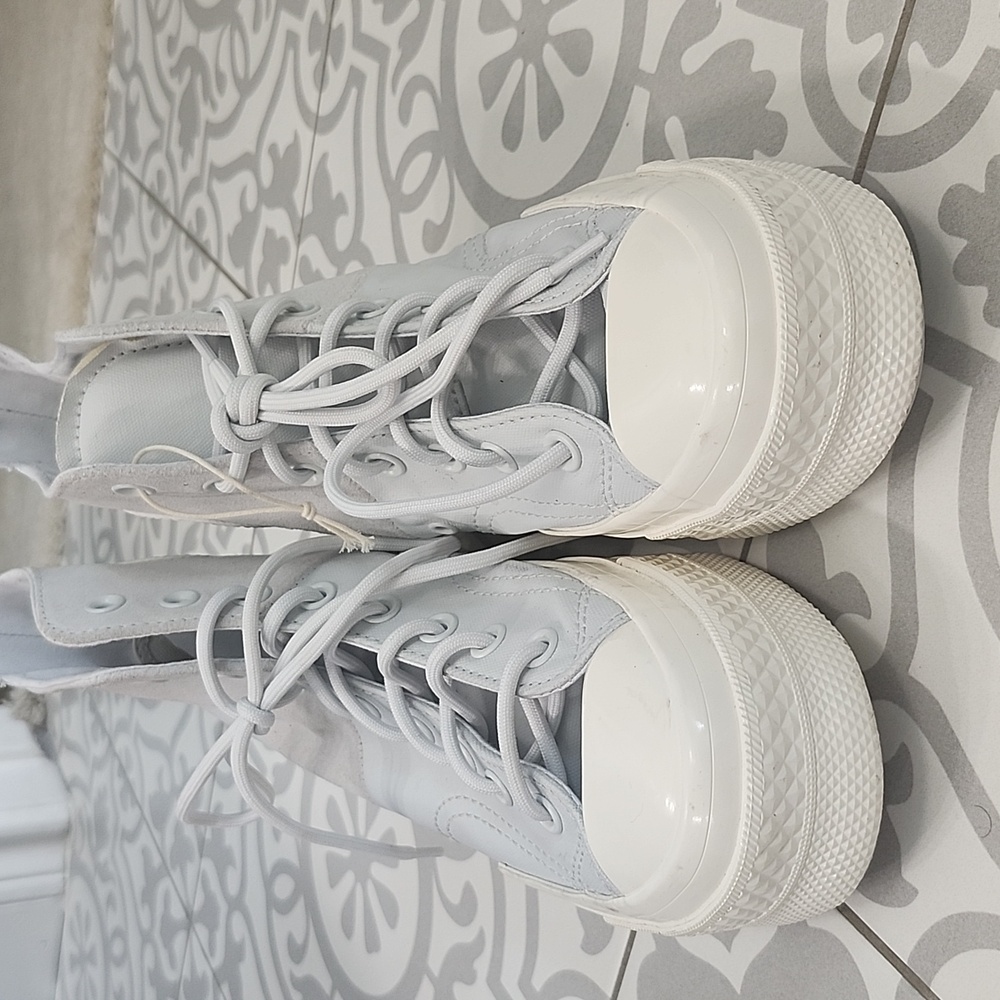 Never worn Converse - Picture 6 of 7